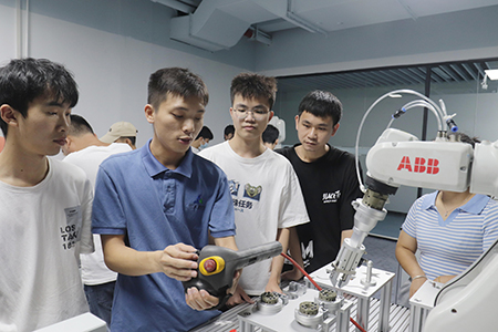 老师带领学员讲解机器人